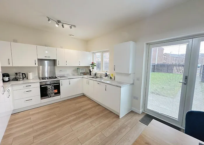 Wee Townhouse, 3 Beds With Free Parking, Wifi & Ethernet Connection